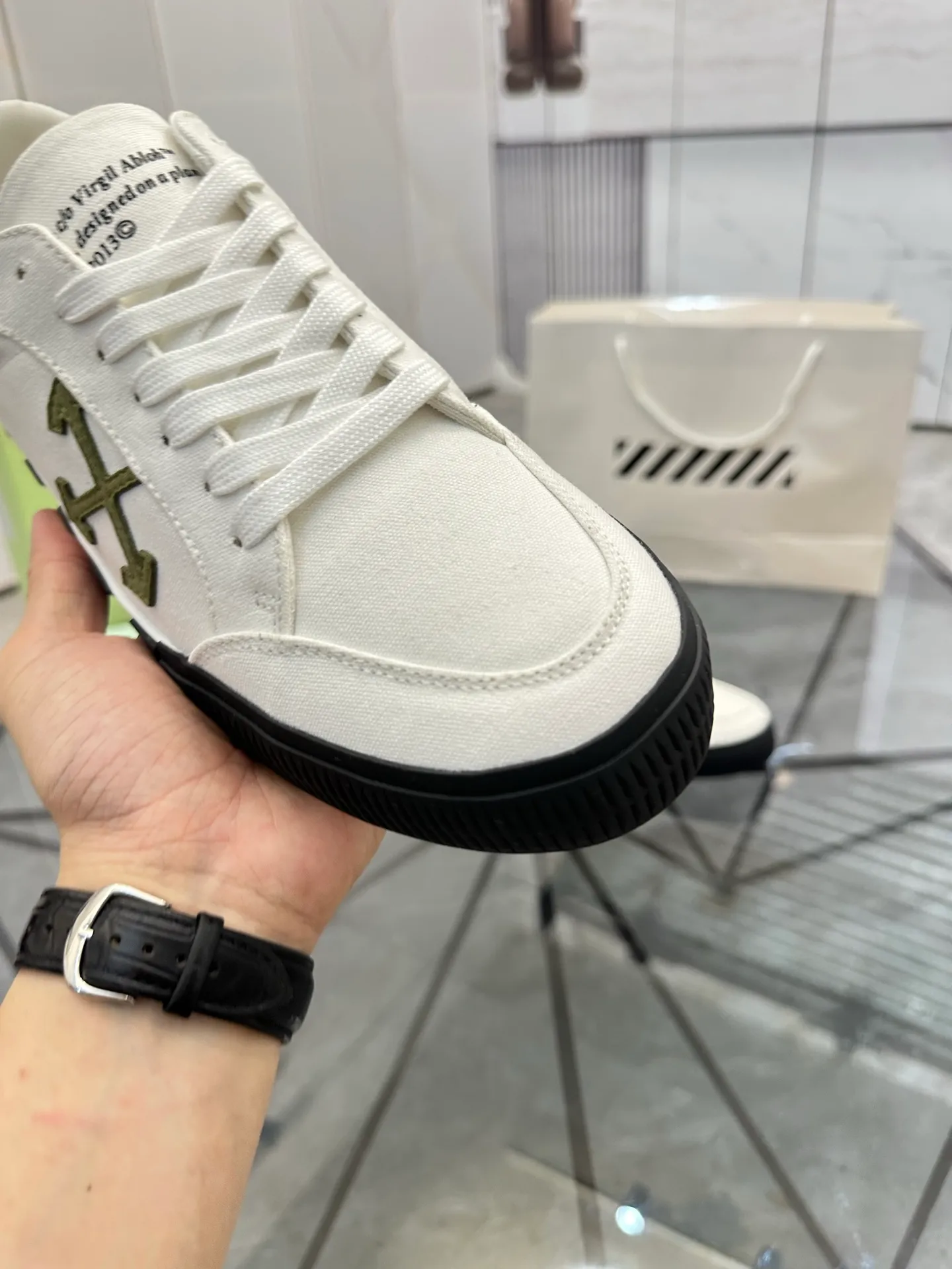 Selling men's shoes 💰: 💰P440¥ Product trademark: OFF WHITE *"OFF WHITE*" low-top casual shoes Regular size: 35-45 (can be customized to 46) Couple style Product materials: Original fabric from the upper counter, breathable lining, original outsole. No.: H203